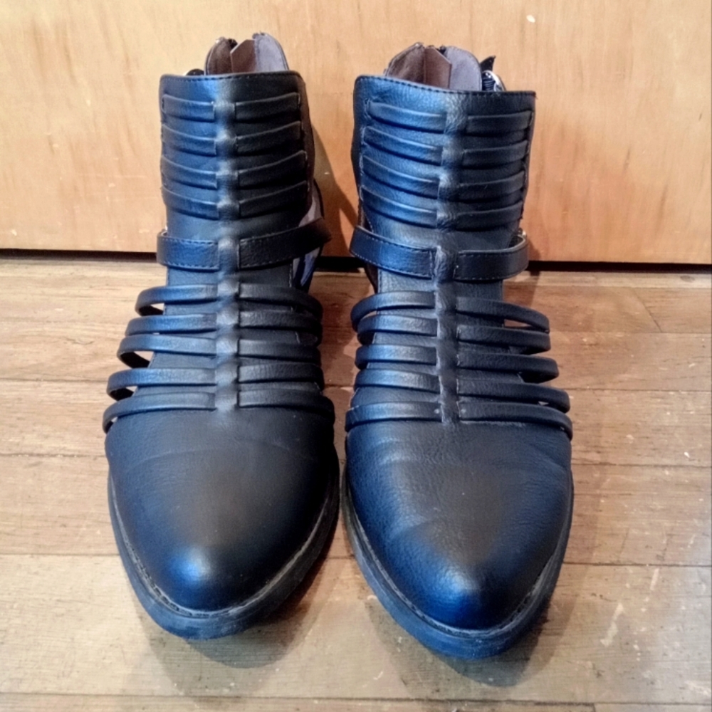 Shoe Republica strappy open sided, closed toe shoes